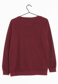 Burgundowy sweatshirt z długimi rękawami, okrągłym dekoltem oraz ściągaczami na mankietach i u dołu. Gładka faktura tkaniny bez widocznych wzorów ani akcentów.