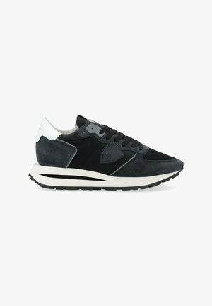 Heren sneaker in zwart en grijs suède met mesh accenten, een witte hielcounter, een gevoerde kraag en een dikke witte tussenzool.