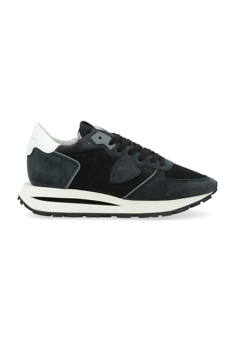 Sneaker da uomo in suede nero e grigio con dettagli in rete, un tallone bianco, colletto imbottito e una spessa suola bianca.