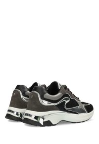 Černé a šedé tenisky s semišovými, síťovanými a lesklými akcenty. Mají robustní podrážku, štíhlý design a metalické detaily na patě.