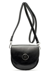 Sac bandoulière en cuir noir avec une forme arrondie, une finition brillante et un logo gravé sur la ferrure. Il comporte une sangle fine et réglable.