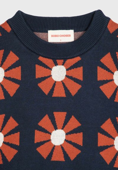 Pull en laine bleu marine avec des motifs de fleurs rouges, orange et blanches, doté d'un col rond côtelé. L'étiquette indique "BOBO CHOSES" et la taille 6.