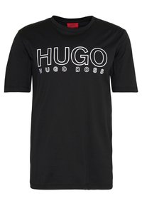 Musta puuvillapaita, jossa on lyhyet hihat ja pyöreä kaula-aukko. Paidassa on valkoista tekstiä, joka lukee "HUGO HUGO BOSS" lihavoituna.