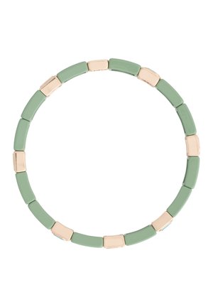 Pulsera elástica con cuentas rectangulares alternas de color verde claro y beige, dispuestas en un patrón circular sobre un fondo blanco.