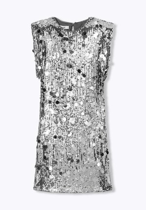 Robe en sequins argentés avec une coupe droite, dotée d’épaules rembourrées. La robe présente un col rond et une surface texturée grâce aux sequins.