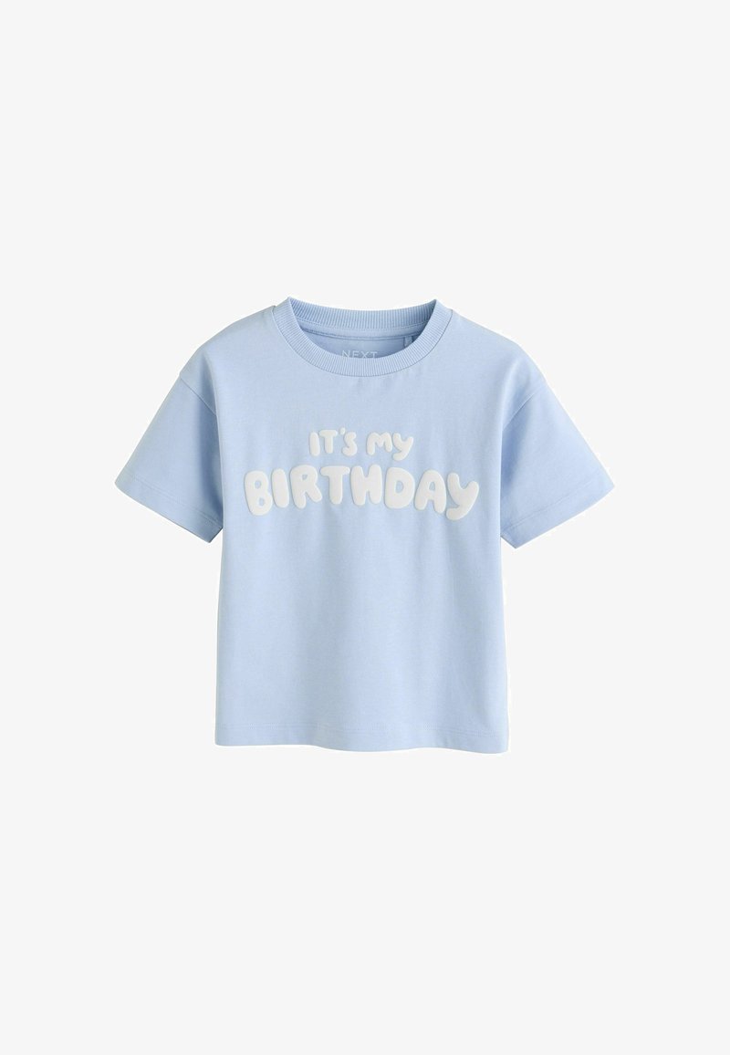 Chemise pour tout-petit à manches courtes bleu clair avec le texte blanc "C'EST MON ANNIVERSAIRE" en police arrondie et ludique sur le devant.