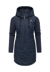 Tmavomodrá bunda s prešívaným predným dielom, hladkými rukávmi, kapucňou s nastaviteľnými šnúrkami, dvoma bočnými vreckami so zipsom a stredne dlhým strihom.