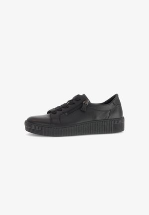 Zwarte leren sneaker met veters en een rits aan de zijkant, met een dikke, gestructureerde zool en een gladde afwerking. Rondvormige en minimalistische uitstraling.