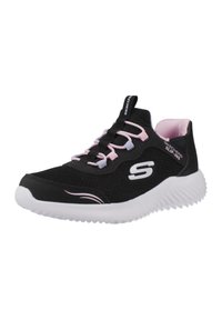 Chaussure de sport noire avec dessus en maille, semelle blanche, accents roses et lacets élastiques. Présente un logo sur le côté et une semelle texturée pour l'adhérence.