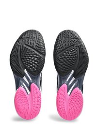 Scarpe da ginnastica con una combinazione di colori nero e rosa. Le suole presentano motivi testurizzati e sono realizzate in materiale di gomma per una migliore aderenza.