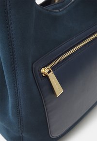 MICHAEL Michael Kors LILLIE CHAIN TOTE - Rankinė - navy