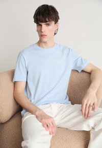 HUGO DERO - Paprasti marškinėliai - light/pastel blue