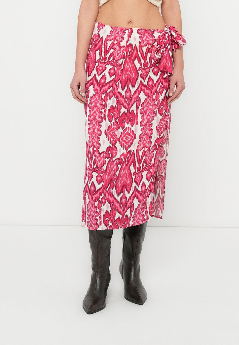 Ροζ midi φούστα με μοτίβο και αφηρημένο σχέδιο, με λεπτομέρεια δέσιμου κόμπου στο πλάι. Κατασκευασμένη από ελαφρύ ύφασμα για ρευστή ροή.