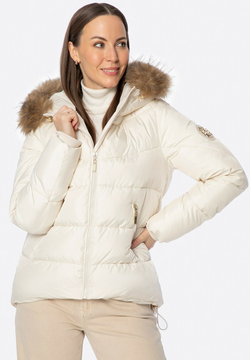 Kurtka puchowa w kolorze kremowym z kapturem wykończonym sztucznym futrem, kieszeniami na zamek oraz dopasowanym krojem. Charakteryzuje się pikowanym wzorem i detalami w złotym odcieniu.