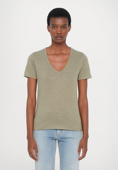 Tricou verde măsliniu cu decolteu în V, fabricat dintr-un material moale și texturat, cu mâneci scurte. Purtați-l cu blugi ajustați de culoare albastru deschis, văzut din față.
