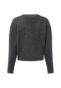 Dunkelgrauer, kurzer Pullover mit langen Ärmeln, gestrickter Textur, weitem Ausschnitt und überschnittenen Schultern. Einfaches Design, keine sichtbaren Muster oder Akzente.