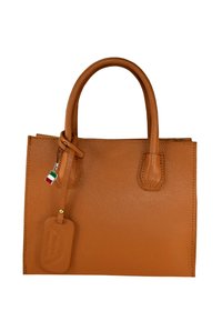 Tassen van bruin leer met een gestructureerde vorm, twee handvatten, een decoratief label met de Italiaanse vlag en gestikte details.