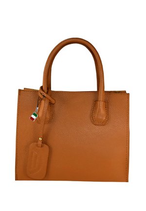 Sac à main en cuir tan au fini texturé, de forme structurée, avec deux poignées, une étiquette décorative avec le drapeau italien et des détails cousus.