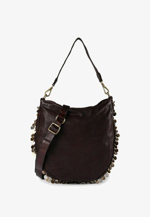 Sac à épaule en cuir marron avec une forme courbée, orné d'accents métalliques en forme de pièces le long des bords et doté d'une sangle ajustable.