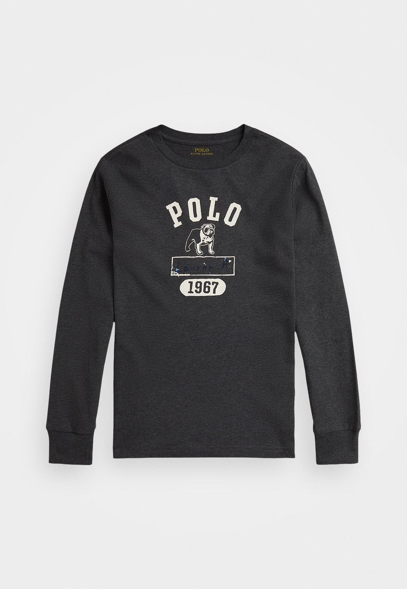 T-shirt de algodão cinza de mangas longas com o texto "POLO" e uma ilustração de um pug com o ano "1967" na frente. Design clássico de gola redonda.