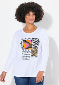 Weißes Langarmshirt mit einem bunten Grafikdesign, das abstrakte Formen und Text zeigt. Hergestellt aus weichem Stoff mit einem lässigen Schnitt.
