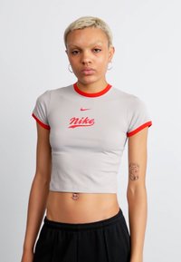 Nike Sportswear TEE - Marškinėliai su spaudiniu - light iron ore/fire red