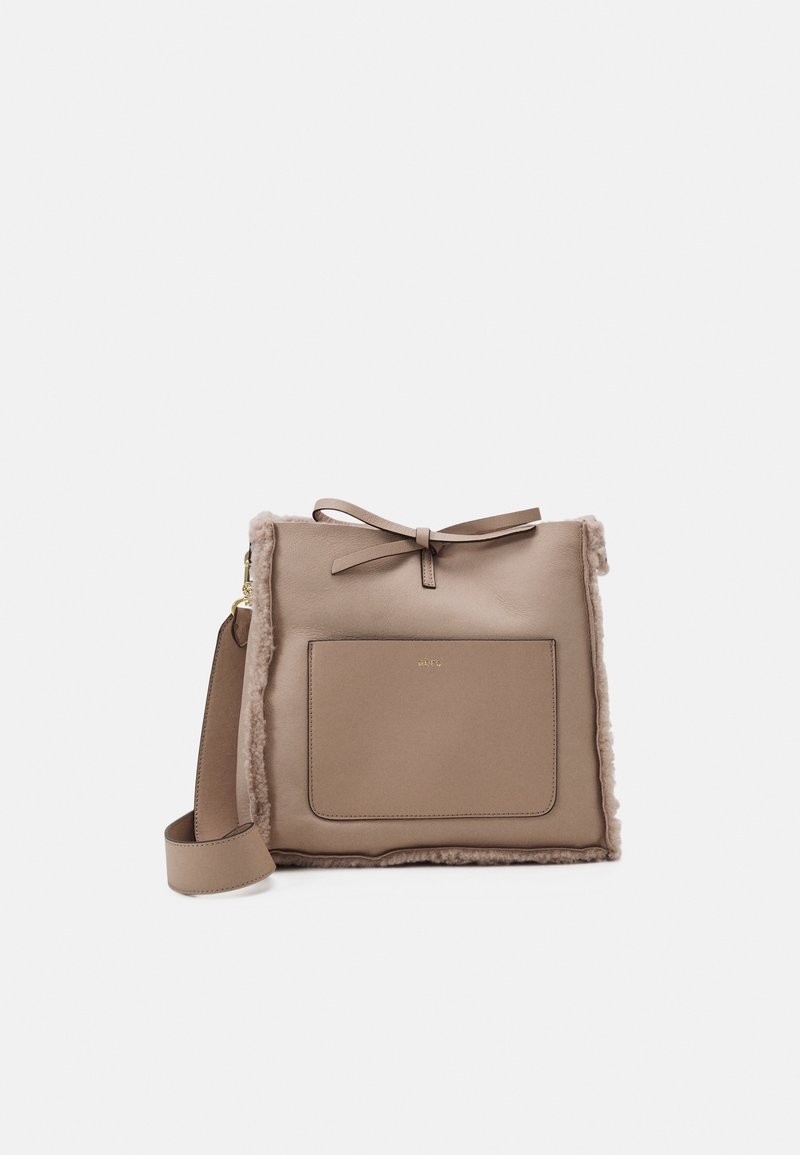 Borsa a mano in pelle marrone con una fodera in pelliccia texturizzata, nastro decorativo e una tasca frontale. Presenta una tracolla rimovibile per maggiore versatilità.