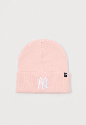 Beanie lavorato a maglia di colore rosa con risvolto, decorato con il logo ricamato in bianco dei New York Yankees. Un piccolo etichetta nera con "47" è posizionata di lato.