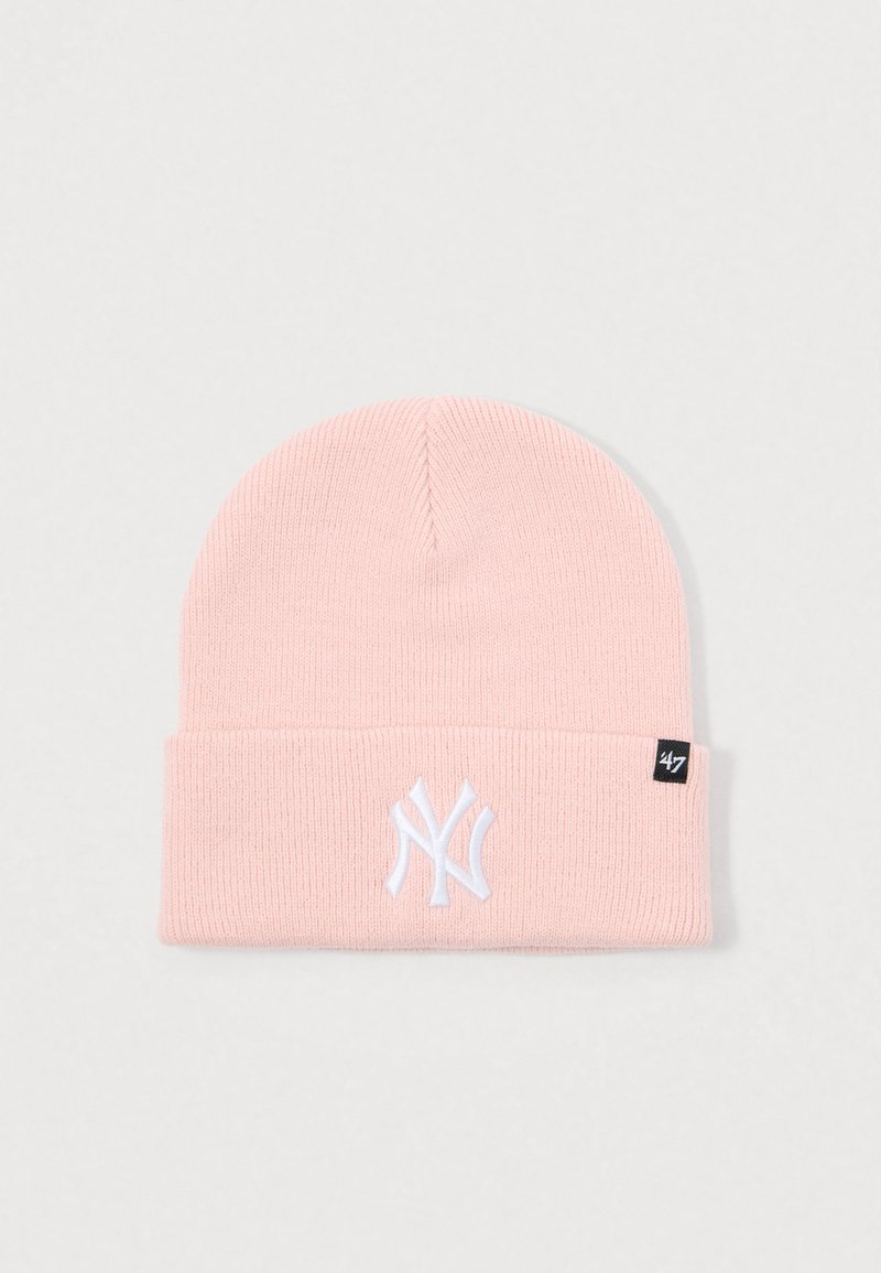 Beanie lavorato a maglia di colore rosa con risvolto, decorato con il logo ricamato in bianco dei New York Yankees. Un piccolo etichetta nera con "47" è posizionata di lato.