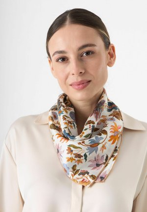 Seidentuch mit floralem Muster in Blau, Orange und Pink auf cremefarbendem Hintergrund, um den Hals in einer Schleife getragen.