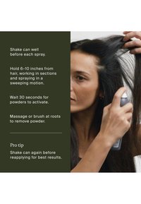 Frau sprüht ein Haarprodukt nah an den Ansätzen, während sie eine Haarpartie hält und den Gebrauchsanweisungen auf grünem Hintergrund folgt.