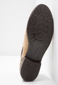 Scarpa in suede marrone con stampa leopardata, dotata di una suola in gomma nera testurizzata che mostra dettagliati motivi di battistrada e logo. Taglia 37 indicata.