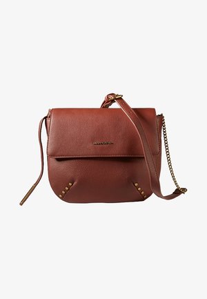 Sac bandoulière en cuir marron avec chaîne et sangle à boucle dorées, rabat avant, et petits clous dorés aux coins inférieurs.