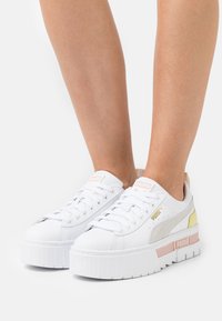 Puma MAYZE - Sapatilha de treino - white/lotus