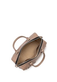 Bruine leren handtas met een ritsluiting, dubbele handgrepen en een gladde textuur. De binnenzijde is tan van kleur met een ruime compartiment en geen extra vakken.