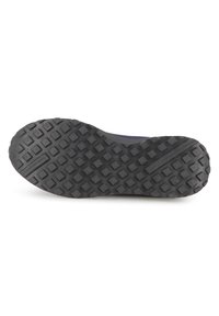 Semelle de chaussure en caoutchouc noir avec un motif texturé comportant des grips surélevés en forme de carrés et de rectangles pour une traction optimale. Design utilitaire.