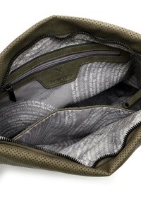 Olivenfarvet taske med perforeret ydermateriale, der har en grå, trykt indvendig foring og en lynlåslomme langs siden.
