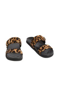 Leopardmönstrade sandaler med två breda, mjuka tygband och ett runt spänne. Svart gummisula, platt design, avslappnad stil.