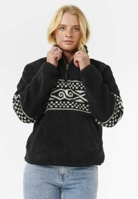 Pullover in fleece nero con mezza zip, caratterizzato da una fascia decorativa bianca sul petto e tessuto testurizzato. Include tasche laterali.