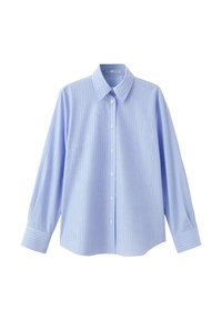 Chemise bleu clair à manches longues avec des rayures verticales blanches et des boutons blancs à l'avant, dotée d'un col pointu et de poignets boutonnés.
