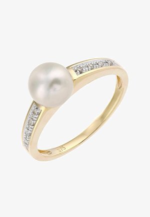 Złoty pierścionek z dużą okrągłą perłą, z obrączką ozdobioną małymi, przezroczystymi kamieniami na górze dla dodatkowego detalu.