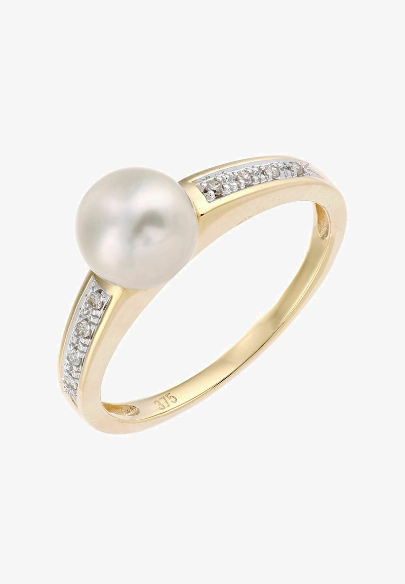 Zlatý prsteň s veľkým okrúhlym perlou, s obrúčkou osadenou s malými čírymi kamienkami pozdĺž vrchnej časti pre dodatočný detail.