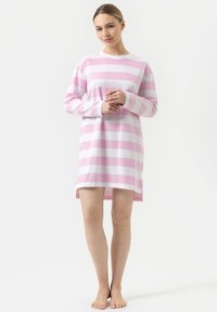 Langdurige jurk in roze en witte strepen, gemaakt van zachte stof. Heeft een ronde halslijn en een iets langere achterkant.