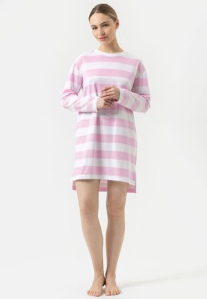 Robe à manches longues en rayures rose et blanche, fabriquée en tissu doux. Dotée d'un col rond et d'un ourlet arrière légèrement plus long.