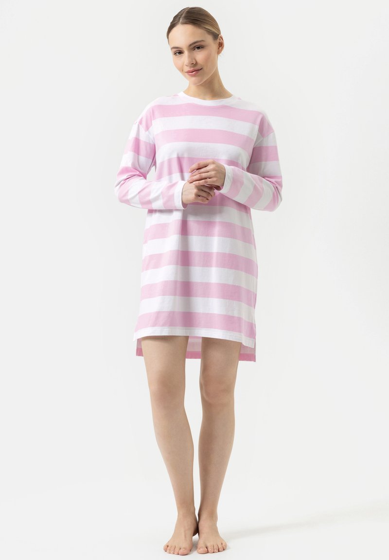 Langdurige jurk in roze en witte strepen, gemaakt van zachte stof. Heeft een ronde halslijn en een iets langere achterkant.