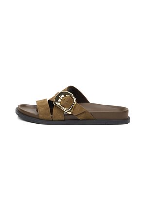 Braune Wildleder-Sandale mit breiten Riemen, großer goldener Schnalle, gepolstertem Fußbett und schwarzer Gummisohle, seitlich dargestellt.