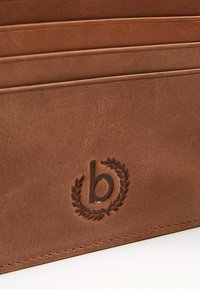 Bruine leren portemonnee met meerdere kaartsleuven, geplaatste logo in een lauriermotief, gladde textuur en contrasterende stiksels.