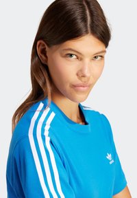 adidas Originals - T-shirt z nadrukiem