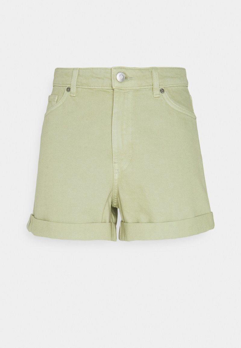 Shorts en denim vert clair avec revers roulés, bouton avant, fermeture éclair, passants pour ceinture et poches avant sur fond blanc.