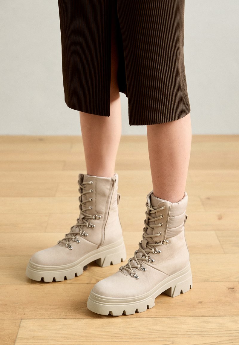 Botines con cordones